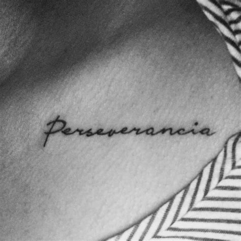 Perseverancia tatuaje letras